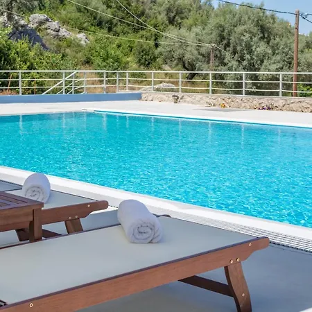 Alexa's & Elli's Swimming Pool Νικιάνα
