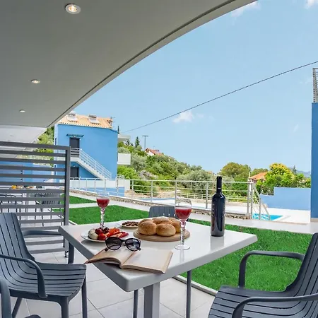 Alexa's & Elli's Swimming Pool דירה