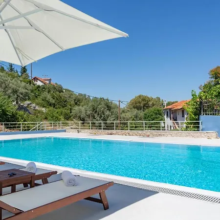 Alexa's & Elli's Swimming Pool דירה